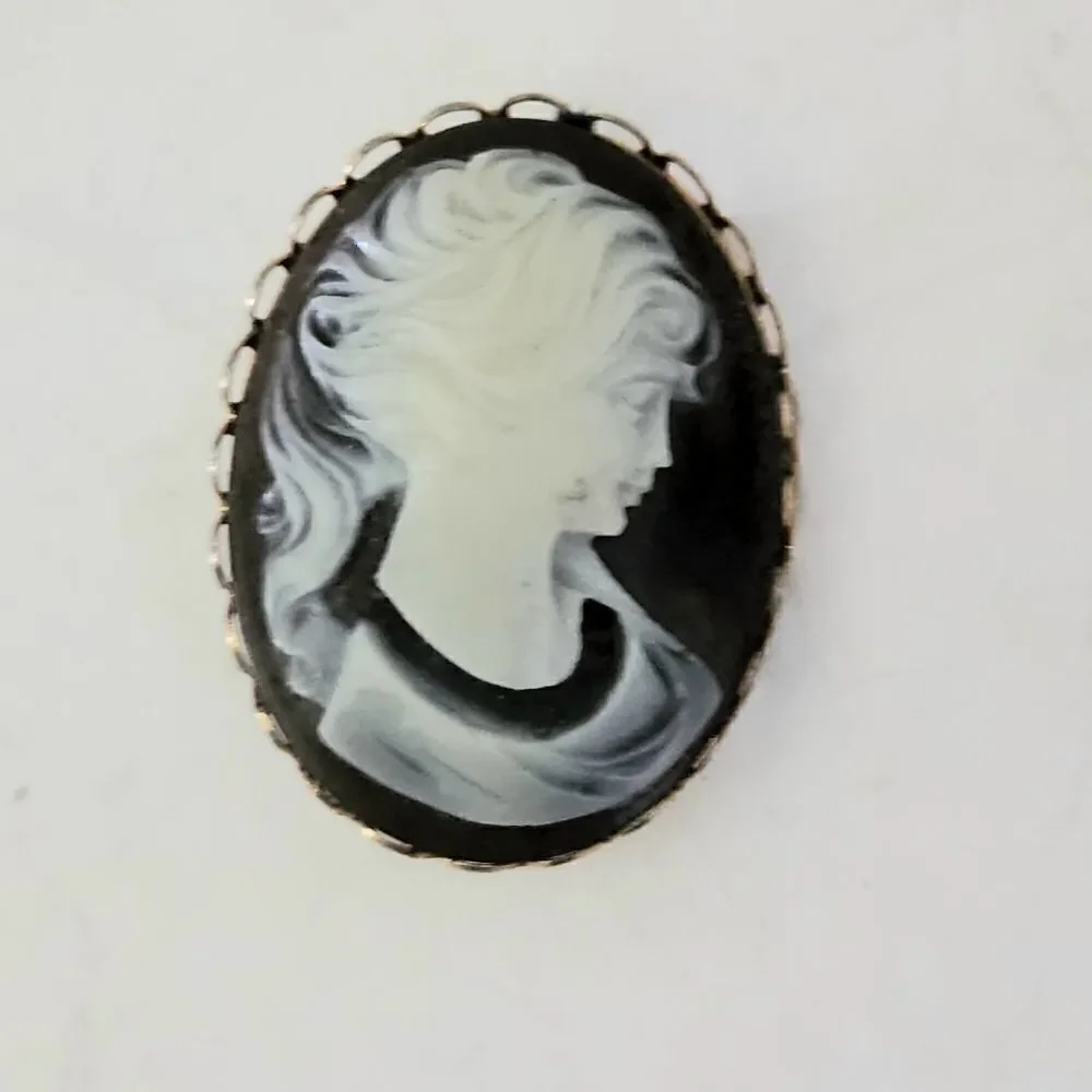 Vintage Cameo Brooch goldtone White On Black Unbranded